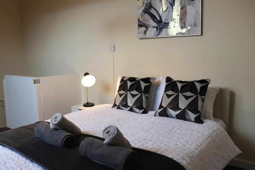 Comfortable 2 Bedroom House * Beeston Hill