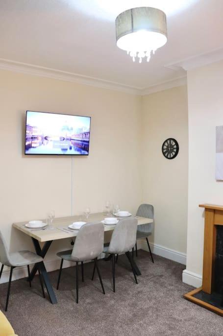 Comfortable 2 Bedroom House Apartment Beeston Hill
